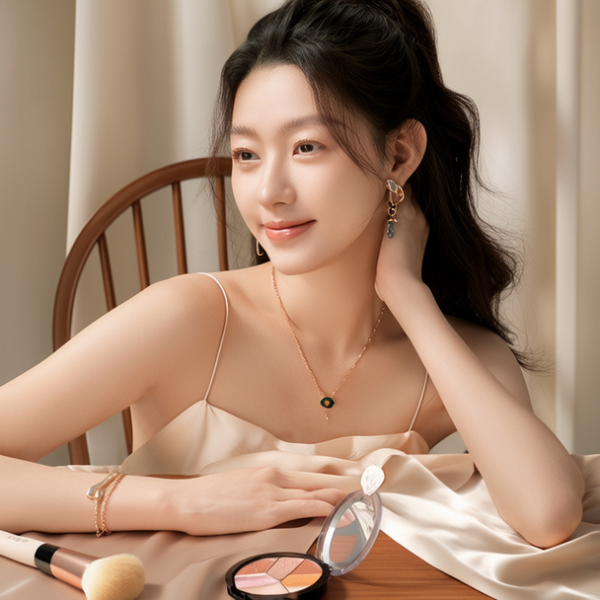 生活瞬间，美女，韩系美女，丝绸，美妆广告，家庭餐桌，4K超清，写实风格，温馨，柔和室内光，细腻皮肤，项链，耳环，手链。